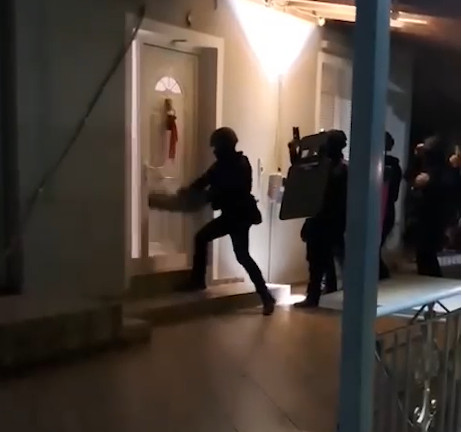 Η στιγμή που αστυνομικοί κάνουν έφοδο σε σπίτι Ρομά – Εξαρθρώθηκε συμμορία «μαϊμού» υπαλλήλων του ΔΕΔΔΗΕ με λεία 7,5 εκατ. ευρώ