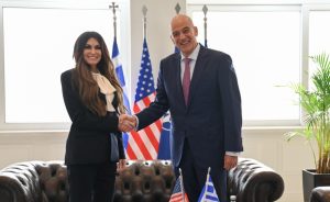 Στο Υπουργείο Εθνικής Άμυνας η Κίμπερλι Γκιλφόιλ – Συνάντηση με τον Νίκο Δένδια