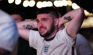 Γιατί οι άνδρες «επιτρέπεται» να κλάψουν μόνο για την ομάδα και όχι για τις σχέσεις τους;