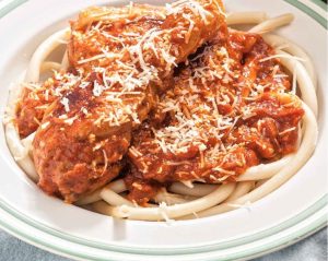 Κόκορας κρασάτος όπως τον φτιάχνει η Αργυρώ Μπαρμπαρίγου – Η παραδοσιακή παριανή συνταγή των γιορτών