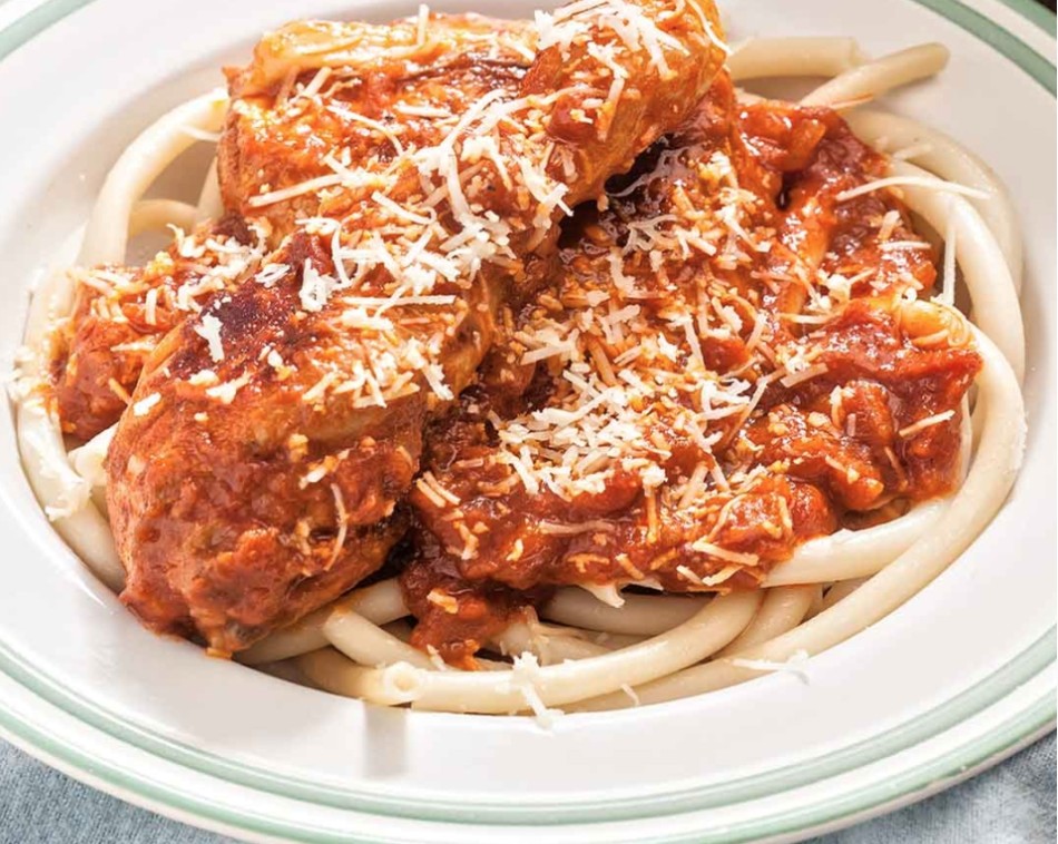 Κόκορας κρασάτος όπως τον φτιάχνει η Αργυρώ Μπαρμπαρίγου – Η παραδοσιακή παριανή συνταγή των γιορτών