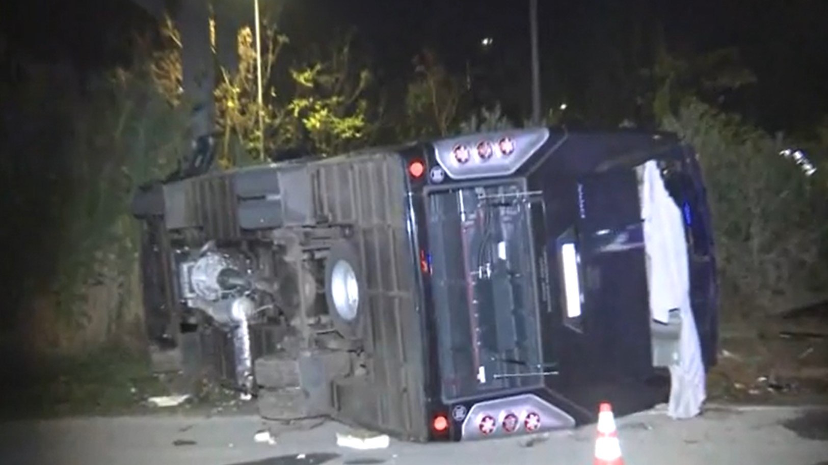 &Lambda;ό&gamma;&omega; &epsilon;&nu;ό&sigmaf; &sigma;&kappa;ύ&lambda;&omicron;&upsilon; &tau;&omicron; &tau;&rho;&omicron;&chi;&alpha;ί&omicron; &mu;&epsilon; &tau;&omicron; &lambda;&epsilon;&omega;&phi;&omicron;&rho;&epsilon;ί&omicron; &sigma;&tau;&omicron;&nu; &Beta;ό&lambda;&omicron;: &laquo;&Chi;ά&theta;&eta;&kappa;&epsilon; &tau;&omicron; &phi;&omega;&sigmaf; &alpha;&pi;ό &tau;&alpha; &mu;ά&tau;&iota;&alpha; &mu;&alpha;&sigmaf;&raquo;