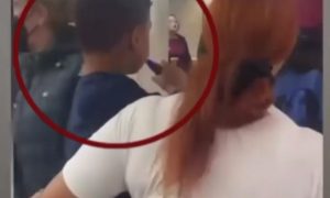 Απίστευτη εικόνα στο Μετρό: Μητέρα κρατά αγκαλιά το παιδί της κι εκείνο καπνίζει ηλεκτρονικό τσιγάρο