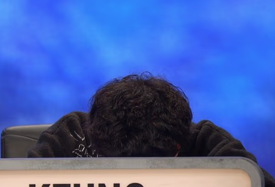 Αινιγματική σκηνή: «Μπορεί κάποιος να ελέγξει αν είναι ακόμα ζωντανός;» – Διαγωνιζόμενος «λιποθυμά» στη μέση εκπομπής