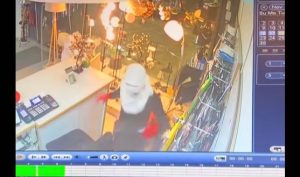 Περιστέρι: Κουκουλοφόροι έσπασαν βιτρίνα και άδειασαν κατάστημα με ηλεκτρονικά (video)