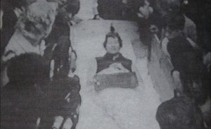 Έμμα Σμιθ: Η απίστευτη ιστορία της μοναχής που έζησε θαμμένη ζωντανή για 100 ημέρες – Η ζωή στο φέρετρο