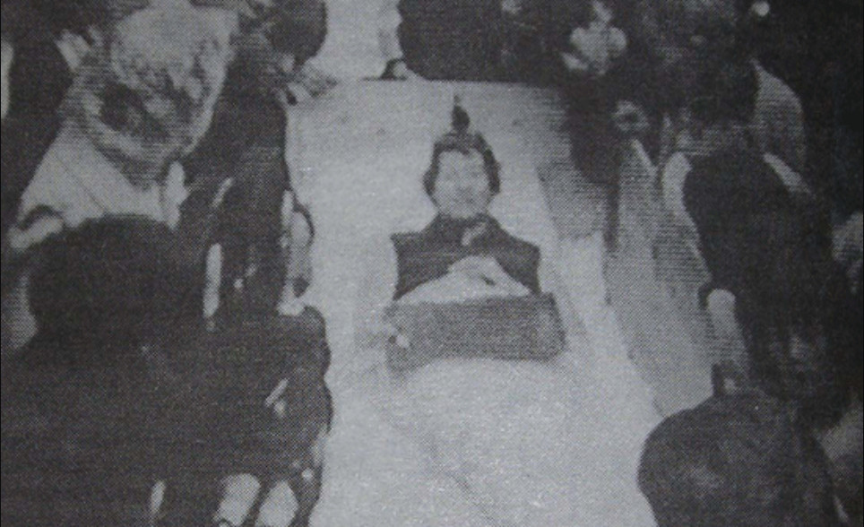 Έμμα Σμιθ: Η απίστευτη ιστορία της μοναχής που έζησε θαμμένη ζωντανή για 100 ημέρες – Η ζωή στο φέρετρο