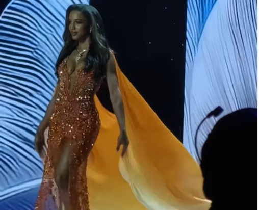 Απίστευτο στιγμιότυπο στο Miss Universe 2025: Η στιγμή της «εξαφάνισης» διαγωνιζόμενης από το catwalk