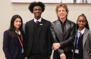 Αγγλία: Επίσκεψη – έκπληξη του Μικ Τζάγκερ στο παλιό του σχολείο – Το μήνυμά του υπέρ της μουσικής