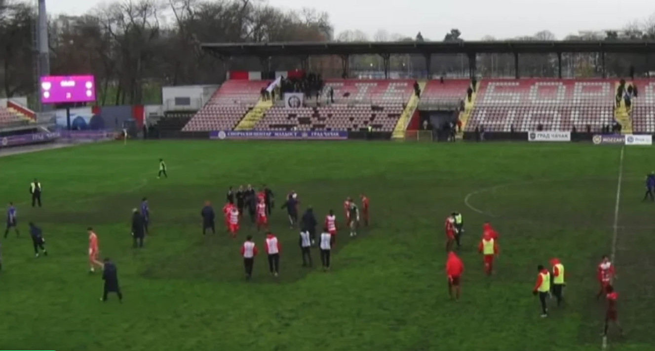 Σκηνές τρόμου στη Σερβία: Οπαδοί εισέβαλαν στα αποδυτήρια της ομάδας τους και απείλησαν τους παίκτες με όπλα!