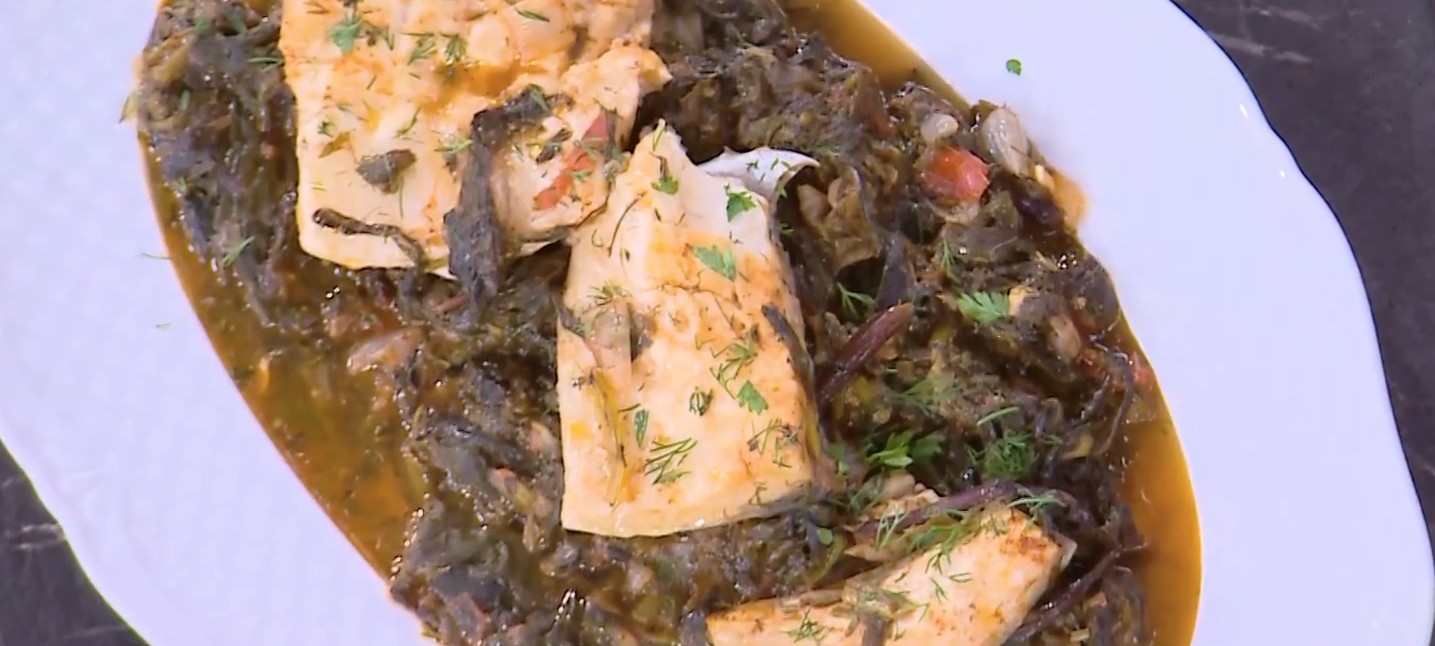 Ο Δημήτρης Σκαρμούτσος ετοιμάζει τσιγαριστά χόρτα με λαβράκι