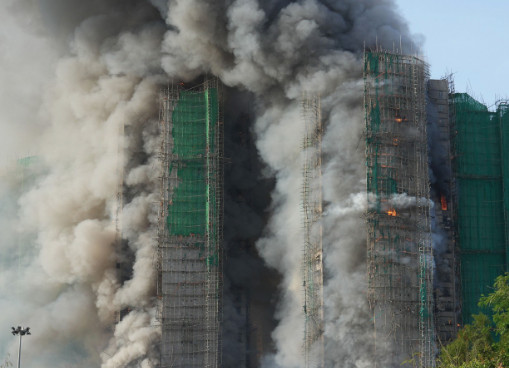 Μεγάλη πυρκαγιά στην περιοχή Τάι Πο του Χονγκ Κονγκ – Δύο σοβαρά εγκαυματίες και παγιδευμένοι