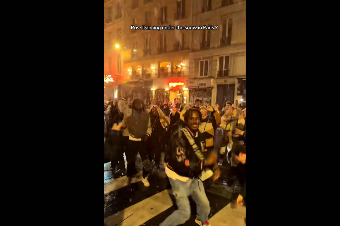 Viral χορός εκατομμυρίων views στη Γαλλία: Πολίτες στο χιόνι τραγουδούν το «All I want for Christmas is you»