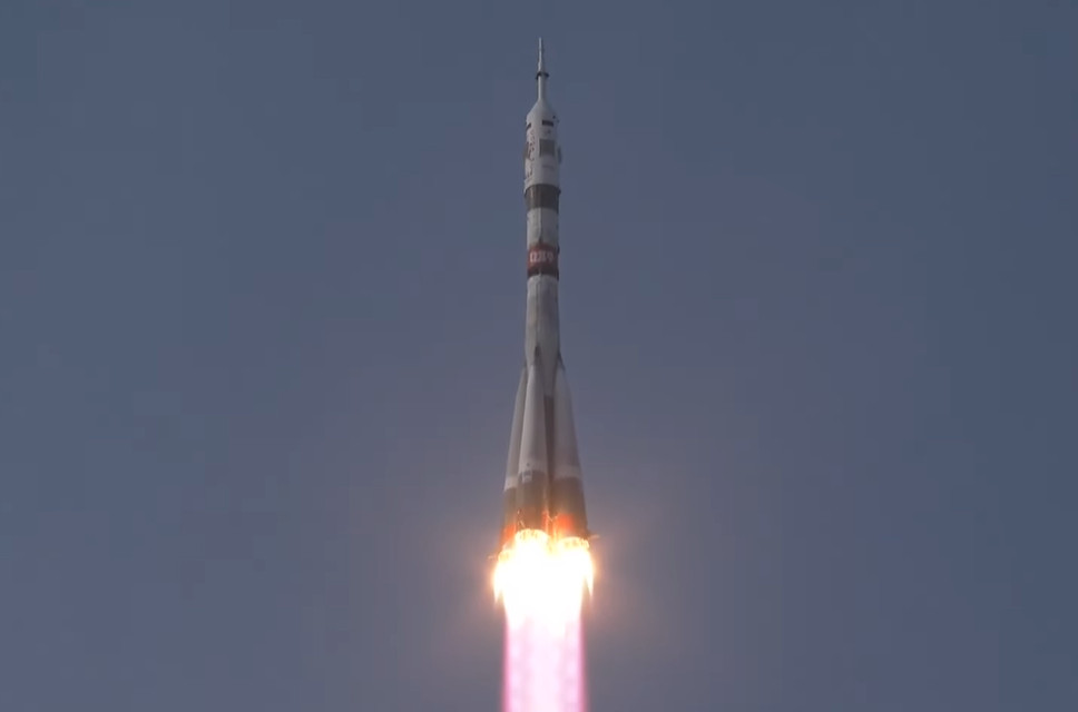 Απογειώθηκε το ρωσικό διαστημόπλοιο Soyuz MS-28 – Θα πραγματοποιήσει δύο περιστροφές γύρω από την Γη