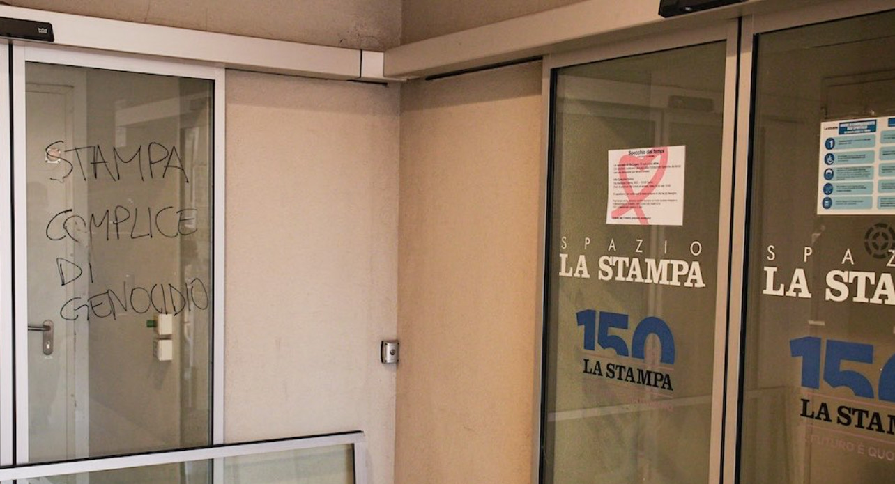 Ιταλία: Εισβολή διαδηλωτών στη La Stampa – Καταστροφές και συνθήματα στους τοίχους (video)