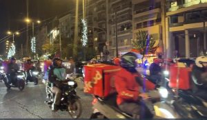 Στους δρόμους οι ντελιβεράδες: Δυναμική μοτοπορεία και στάσεις εργασίας – Τα αιτήματά τους