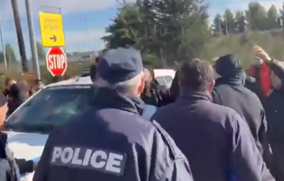 Ένταση στον Πλατύκαμπο: Αγρότες σήκωσαν στα χέρια περιπολικό (video)