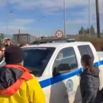 Ένταση στον Πλατύκαμπο: Αγρότες σήκωσαν στα χέρια περιπολικό (video)