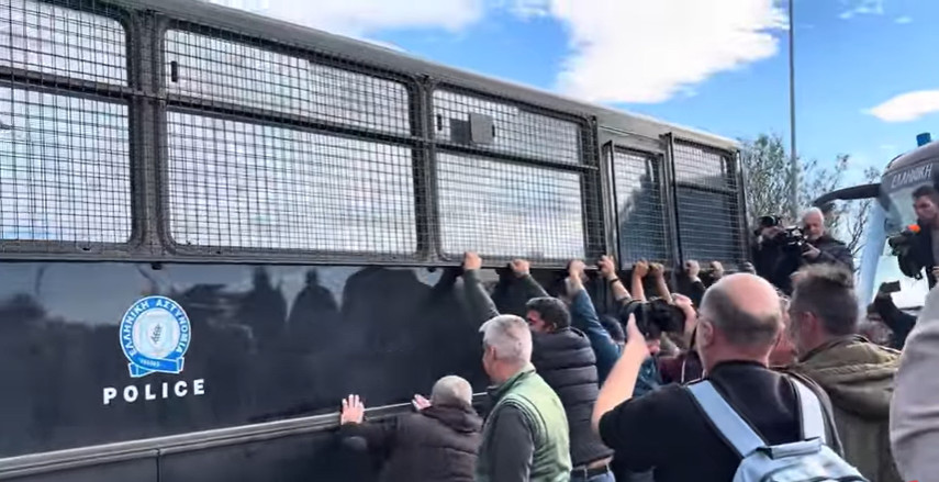 Ένταση στον Πλατύκαμπο: Αγρότες σήκωσαν στα χέρια περιπολικό (video)