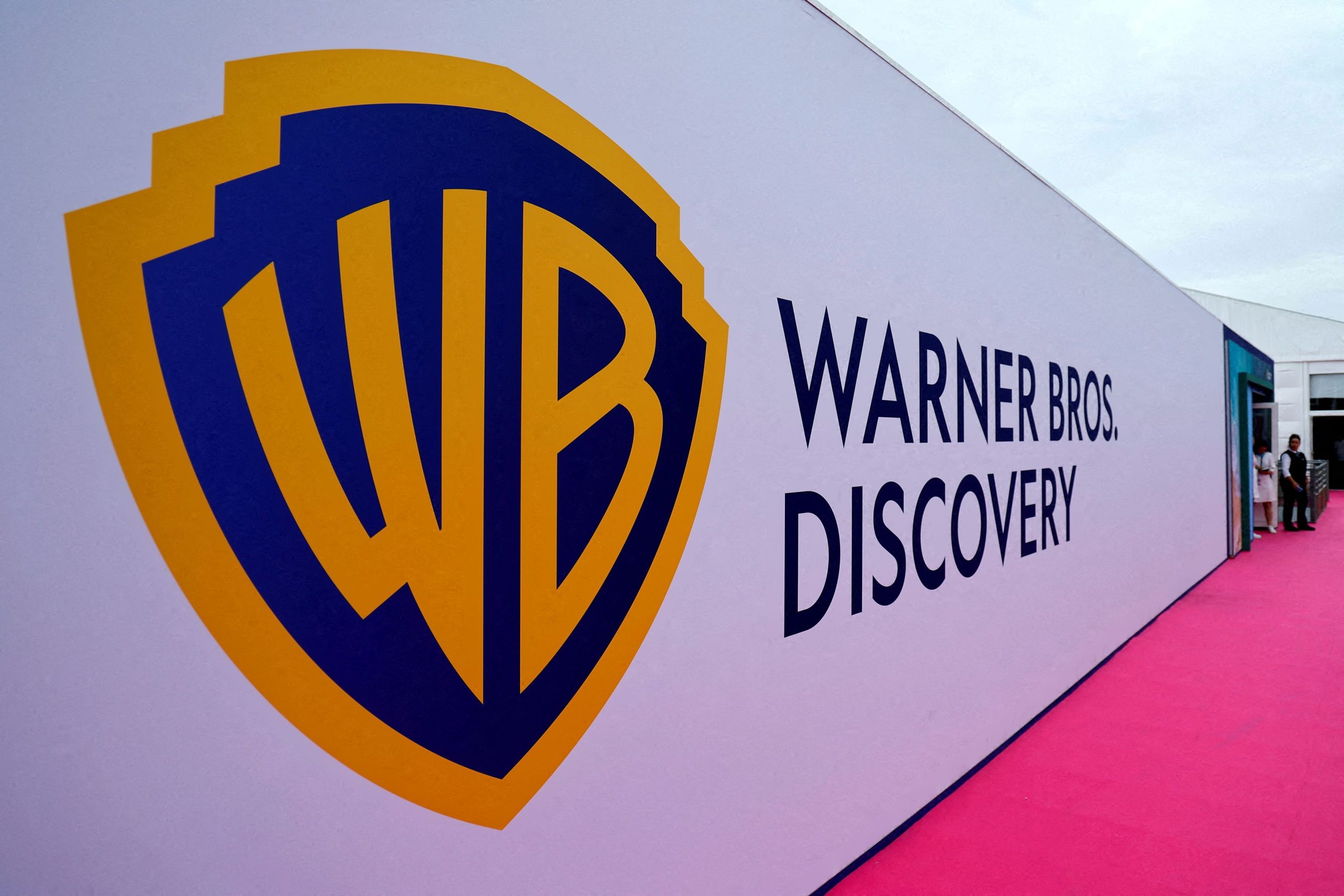 Τρεις μνηστήρες για την Warner Bros. Paramount
