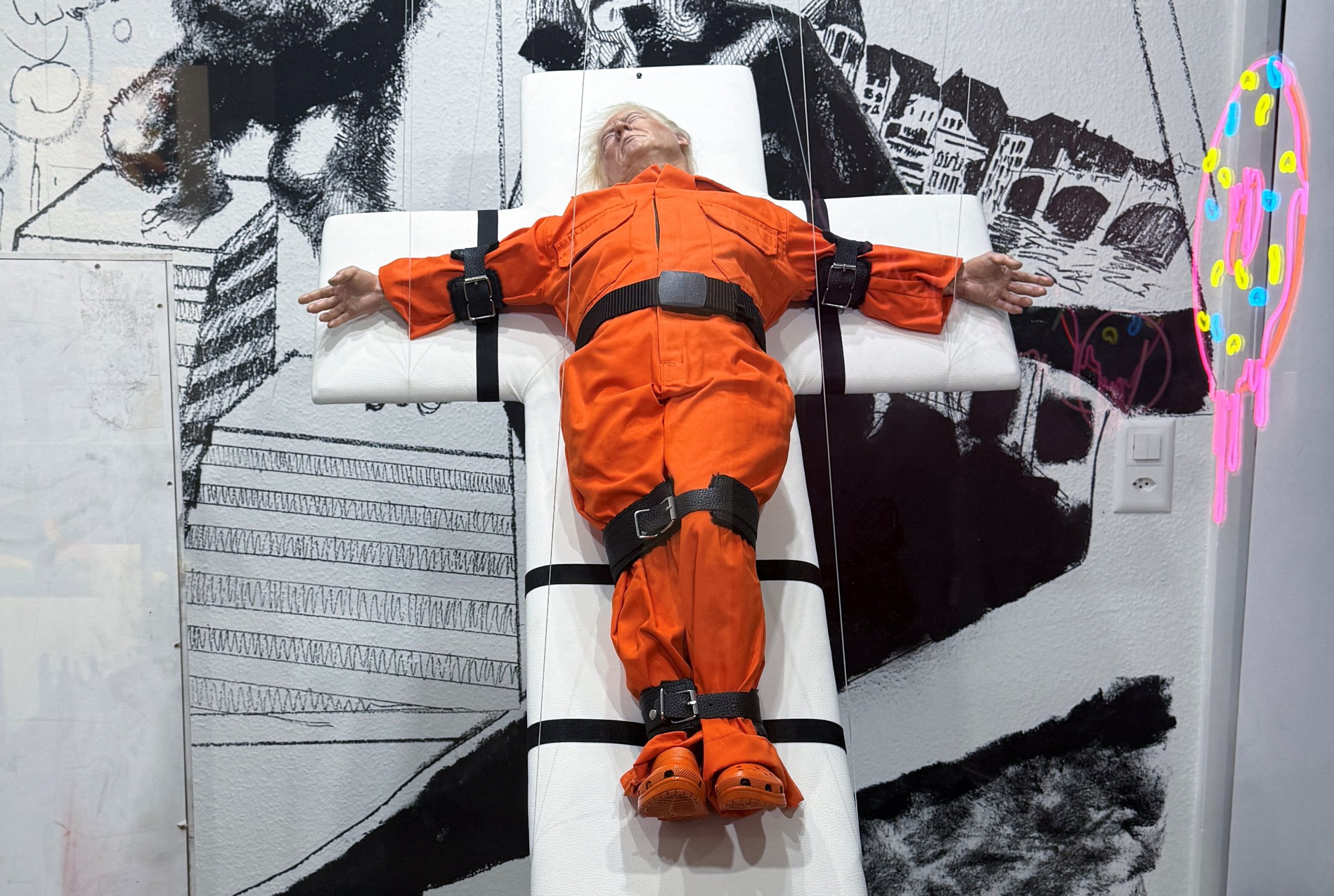 Άγλαμα του «εσταυρωμένου θανατοποινίτη» Ντόναλντ Τραμπ εκτίθεται σε γκαλερί στην Ελβετία