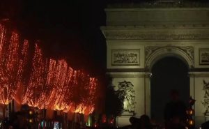 Χριστούγεννα: Παρίσι και Λονδίνο «βυθίζονται» στη μαγεία των γιορτών