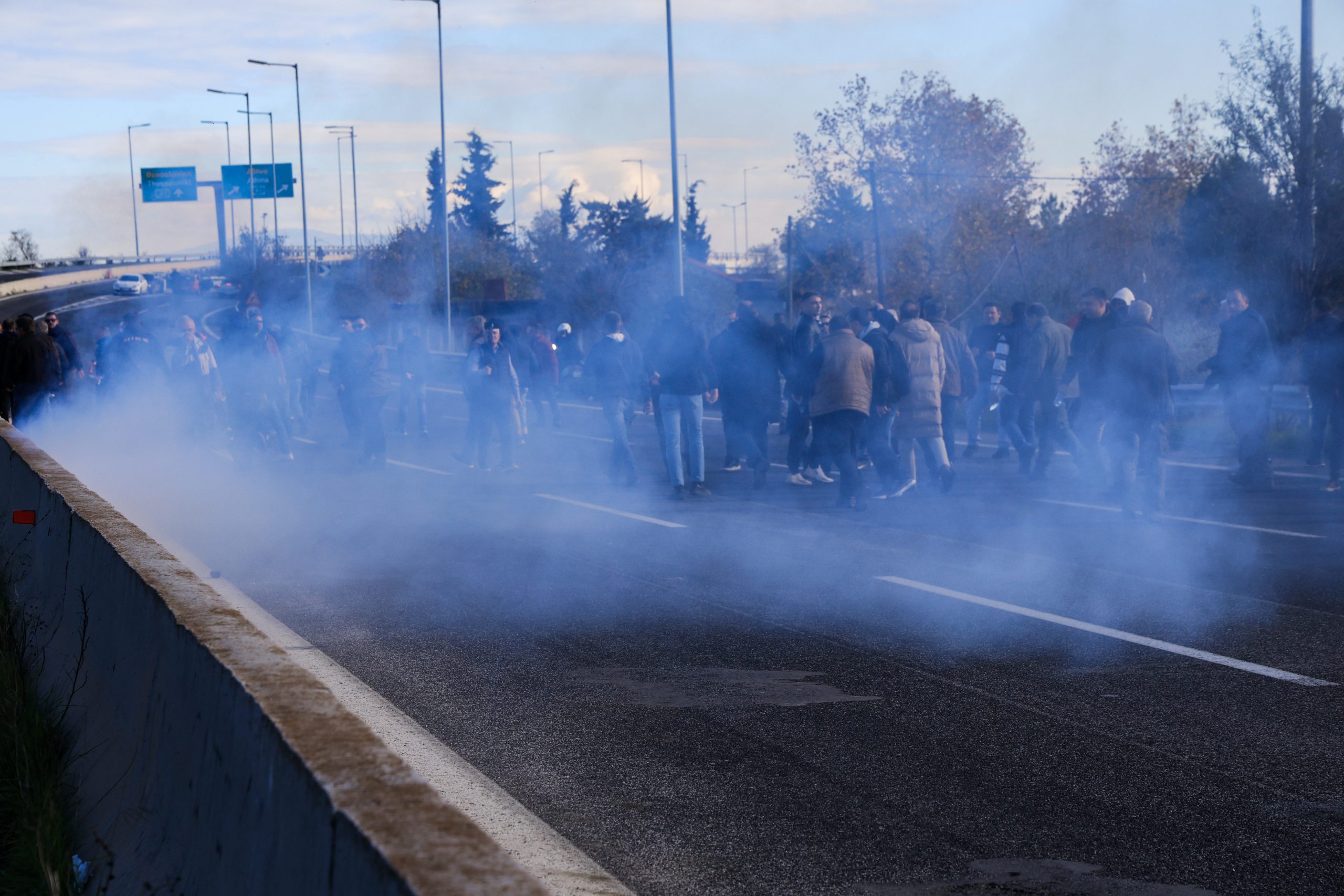Τρεις συλλήψεις στα επεισόδια με τους αγρότες στη Λάρισα - Τραυματίστηκαν αστυνομικοί