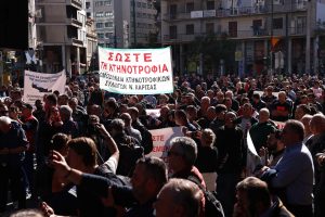 Παροχές μπροστά στην πίεση των αγροτών – Διαδηλώσεις, εξαγγελίες και μέτωπα