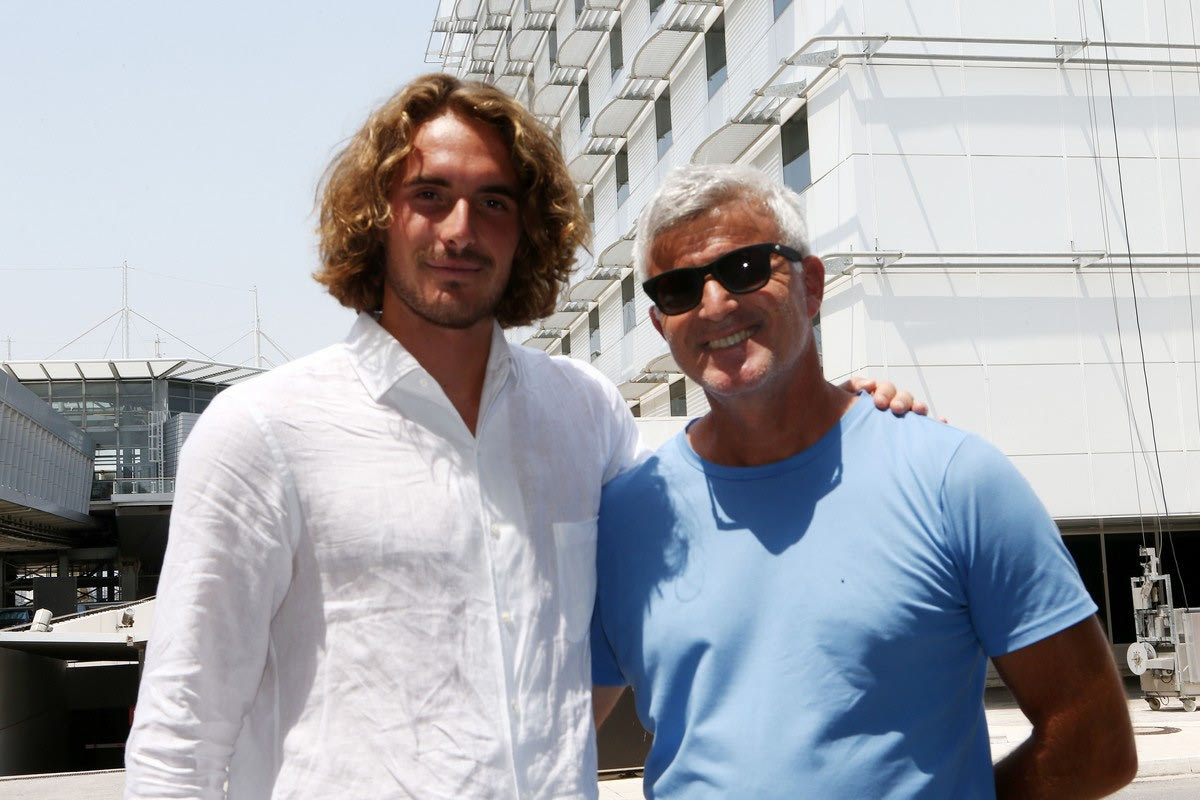 &Sigma;&tau;έ&phi;&alpha;&nu;&omicron;&sigmaf; &Tau;&sigma;&iota;&tau;&sigma;&iota;&pi;ά&sigmaf;: &laquo;&Epsilon;&gamma;ώ &omicron;&delta;&eta;&gamma;&omicron;ύ&sigma;&alpha;&raquo; &lambda;έ&epsilon;&iota; &tau;ώ&rho;&alpha; &omicron; &pi;&alpha;&tau;έ&rho;&alpha;&sigmaf; &tau;&omicron;&upsilon;, &gamma;&iota;&alpha; &tau;&omicron; &pi;&epsilon;&rho;&iota;&sigma;&tau;&alpha;&tau;&iota;&kappa;ό &mu;&epsilon; &tau;&eta;&nu; &upsilon;&pi;&epsilon;&rho;&beta;&omicron;&lambda;&iota;&kappa;ή &tau;&alpha;&chi;ύ&tau;&eta;&tau;&alpha;