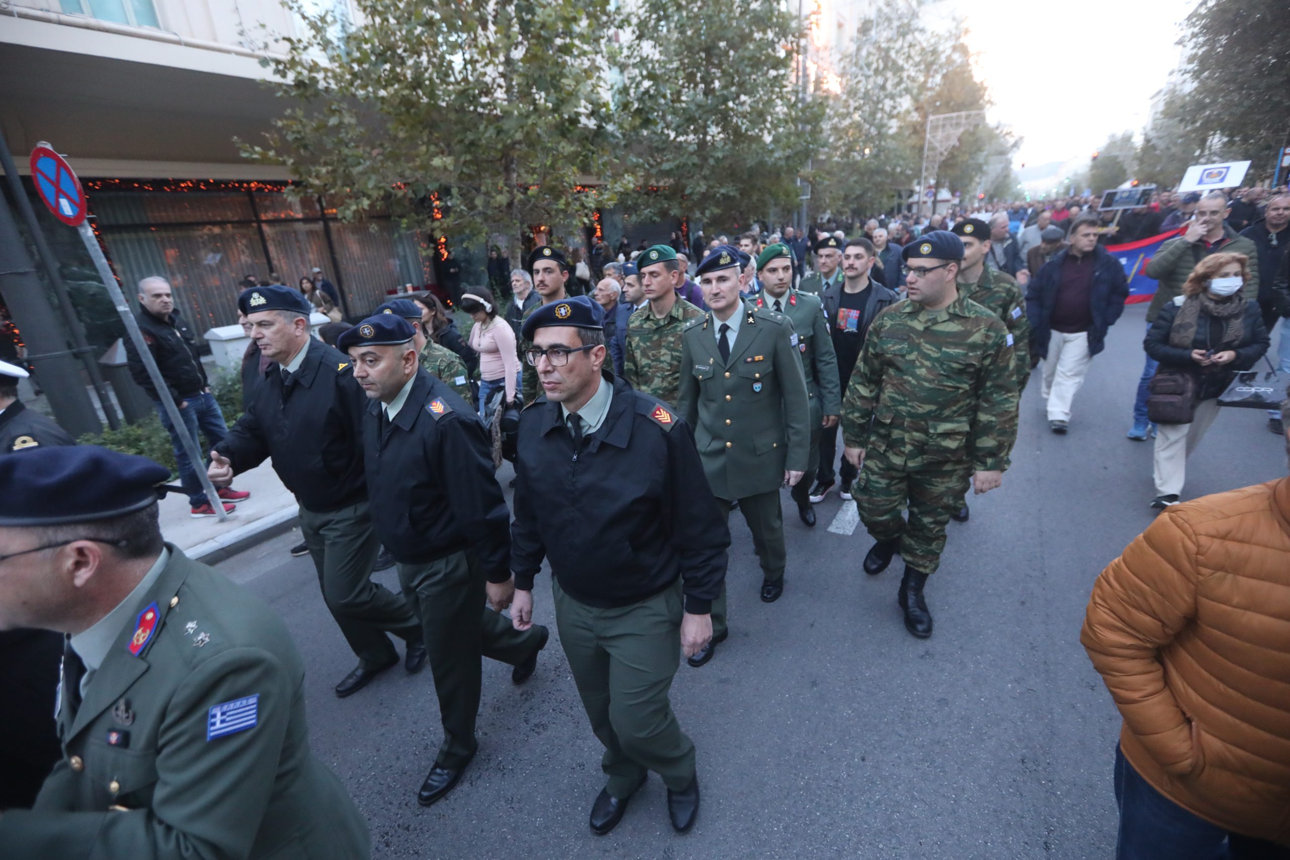 Στη Βουλή οι στρατιωτικοί: Ενός λεπτού σιγή, συνθήματα και εθνικός ύμνος
