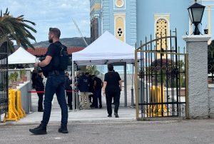 Βορίζια: 400 πάνοπλοι αστυνομικοί ανοίγουν μέχρι και τάφους ψάχνοντας τα όπλα του μακελειού