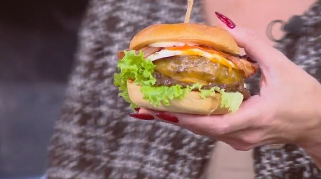 Ο Σκαρμούτσος απογειώνει το κλασικό burger - Δείτε τη συνταγή που θα θέλετε να φτιάξετε ξανά και ξανά