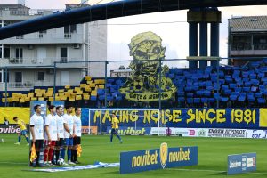 Με κορεό υποδέχτηκαν τον Ολυμπιακό οι φίλοι του Παναιτωλικού