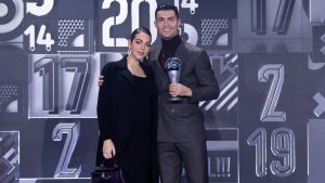 Τα μάθατε; Ο Κριστιάνο Ρονάλντο ανεβαίνει τα σκαλιά της εκκλησίας (pic)