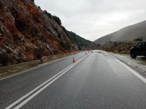 Κακοκαιρία: Διακοπή κυκλοφορίας στον δρόμο Κοζάνης – Λάρισας εξαιτίας πτώσης βράχων