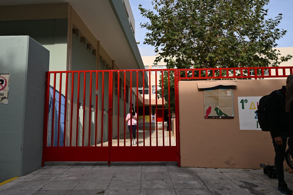 Πνιγμός 13χρονης στον Πειραιά: Προσαγωγές εκπαιδευτικών και καταγγελίες από γονείς για ελλείψεις