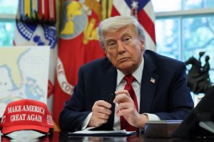 Politico: Οι 300 ημέρες του Nτόναλντ Τραμπ ανέτρεψαν όσα γνωρίζαμε