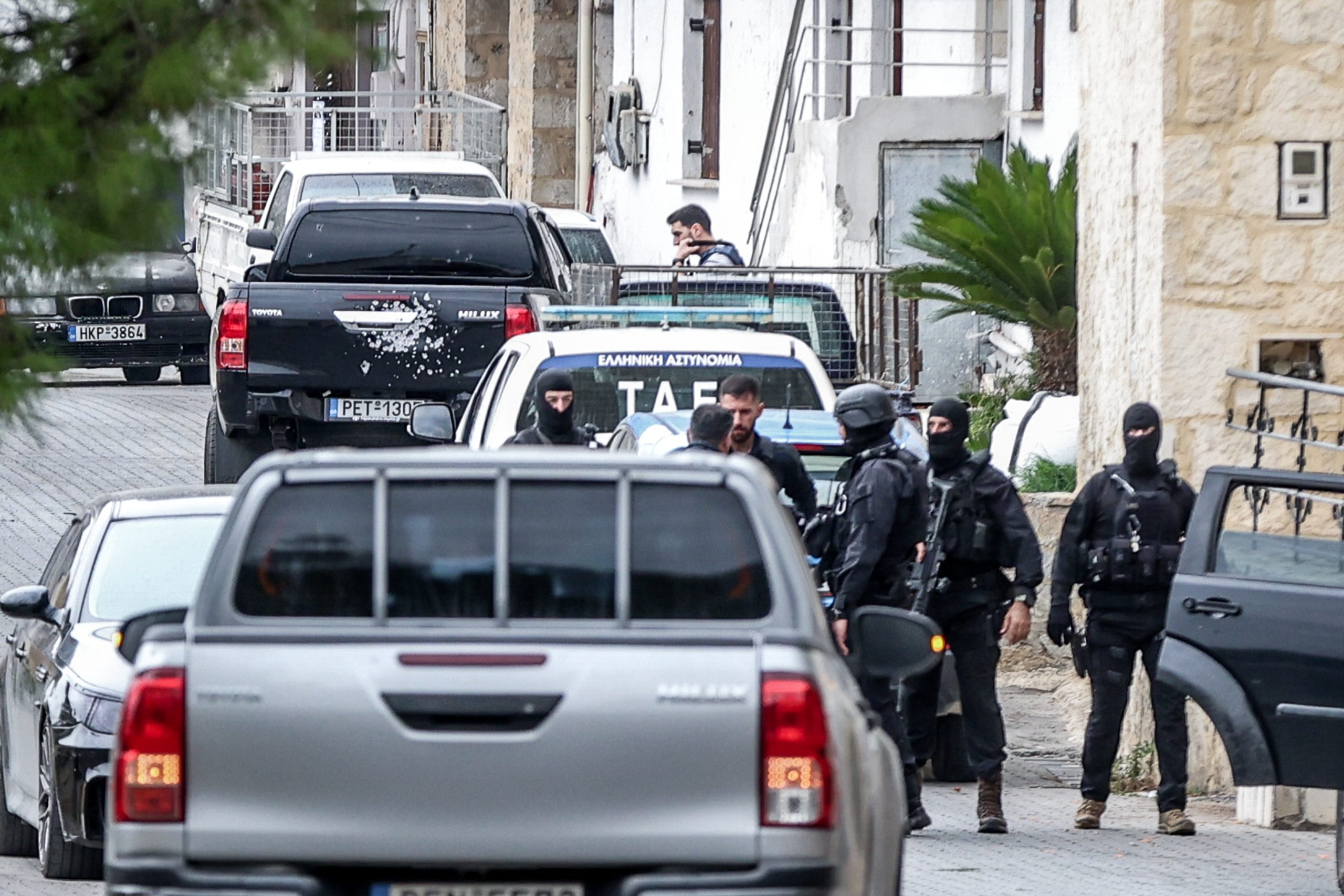 Βορίζια: Επτά συλλήψεις και δεκάδες προσαγωγές για το μακελειό – Όπλα και πυρομαχικά σε 48 έρευνες