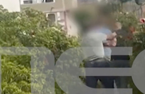 Βορίζια: Απρόκλητη επίθεση στο συνεργείο του Live News έξω από το ξενοδοχείο στο οποίο κρυβόταν ο 19χρονος