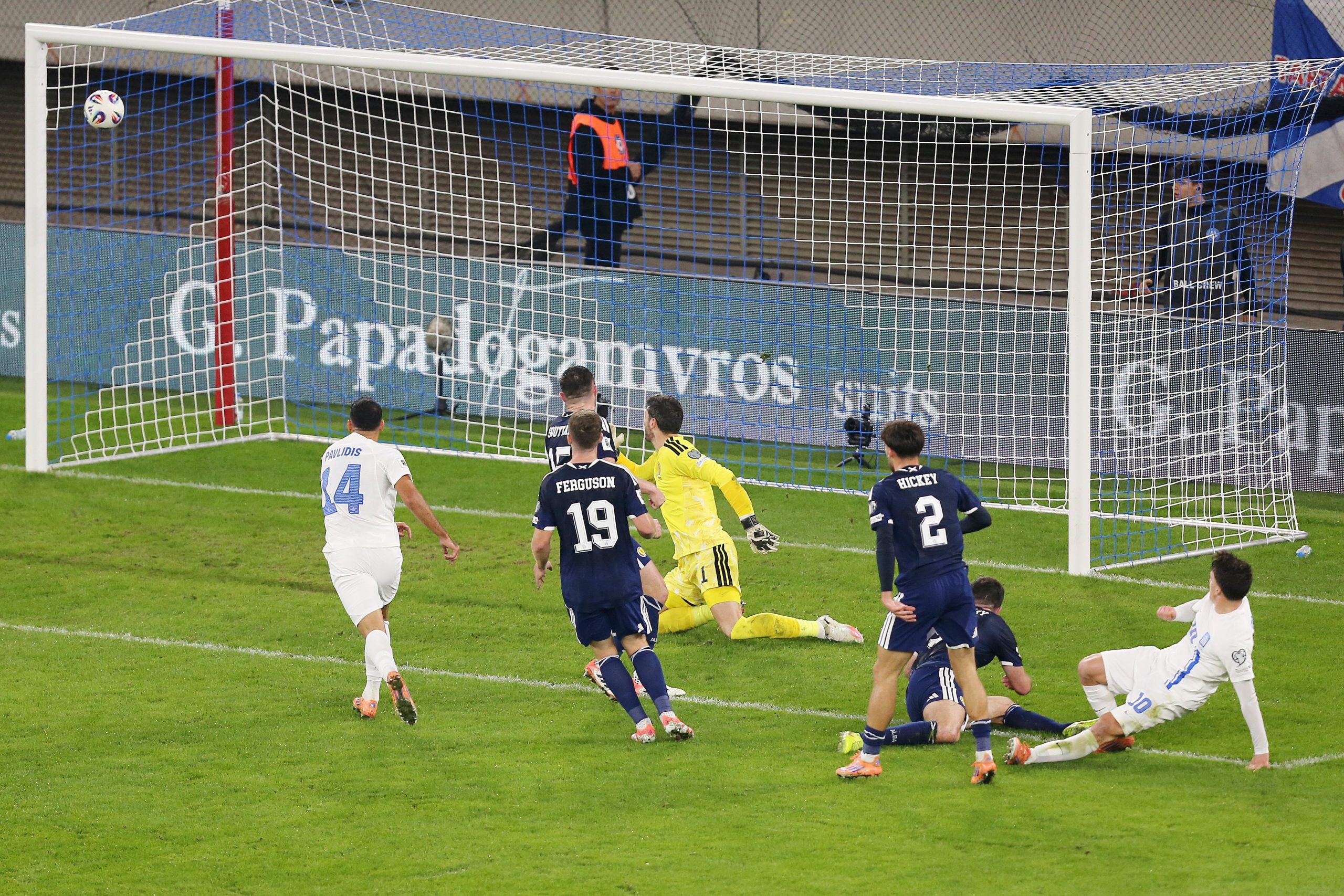 &Epsilon;&theta;&nu;&iota;&kappa;ή &Epsilon;&lambda;&lambda;ά&delta;&omicron;&sigmaf;: &Sigma;&upsilon;&nu;&epsilon;&chi;ό&mu;&epsilon;&nu;&epsilon;&sigmaf; &epsilon;&upsilon;&kappa;&alpha;&iota;&rho;ί&epsilon;&sigmaf; &mu;&pi;&rho;&omicron;&sigma;&tau;ά &alpha;&pi;ό &tau;&eta;&nu; &epsilon;&sigma;&tau;ί&alpha; &tau;&omicron;&upsilon; &Gamma;&kappa;ό&rho;&nu;&tau;&omicron;&nu; (vids)