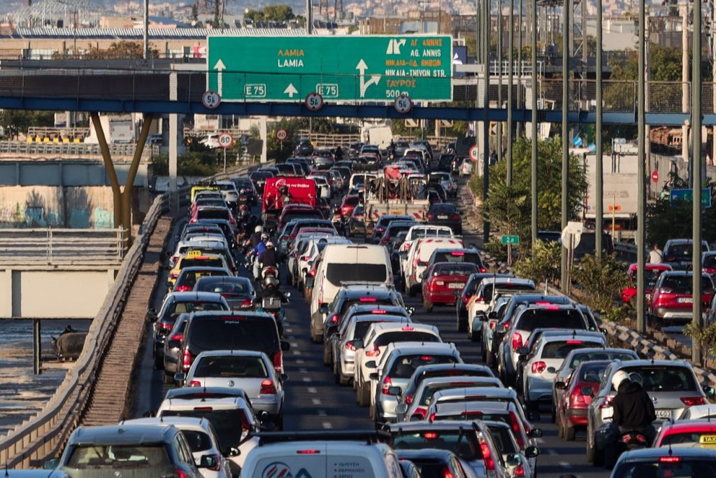 Με δυσκολία η κίνηση στους δρόμους: Στο «κόκκινο» Κηφισός και Αττική Οδός λόγω τροχαίων