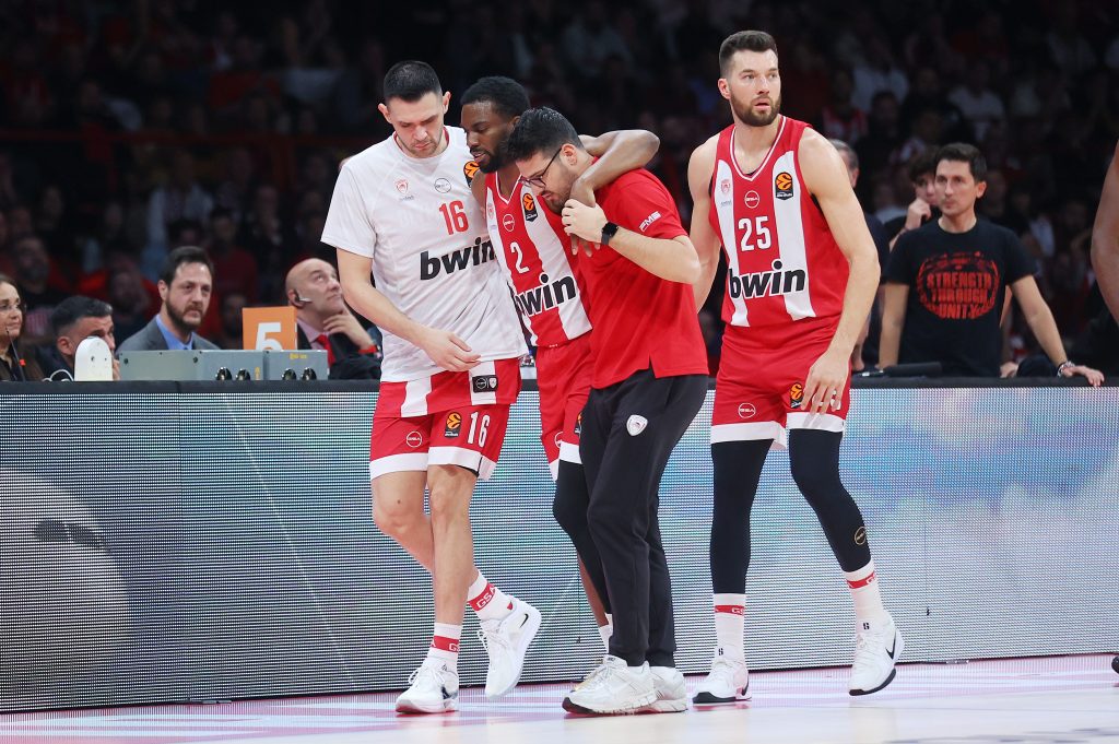 «Παγωμάρα» στο ΣΕΦ: Ο Έβανς τραυματίστηκε λίγα λεπτά μετά την επιστροφή του στην EuroLeague