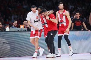 «Παγωμάρα» στο ΣΕΦ: Ο Έβανς τραυματίστηκε λίγα λεπτά μετά την επιστροφή του στην EuroLeague