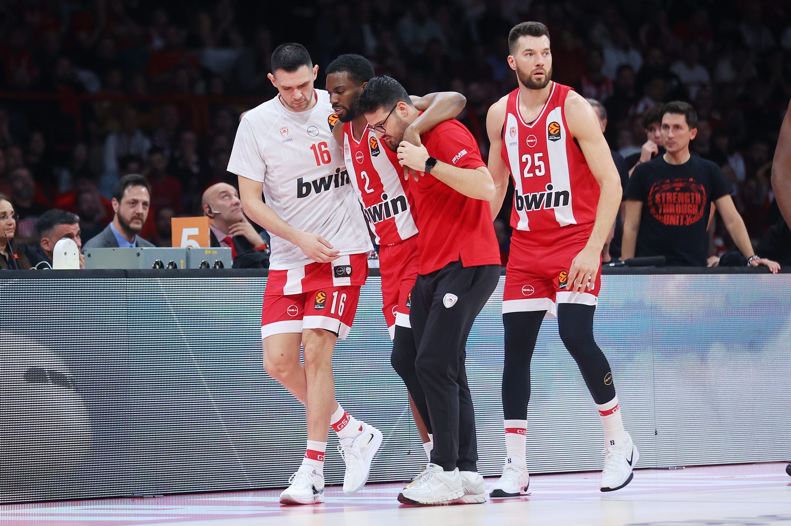 &laquo;&Pi;&alpha;&gamma;&omega;&mu;ά&rho;&alpha;&raquo; &sigma;&tau;&omicron; &Sigma;&Epsilon;&Phi;: &Omicron; Έ&beta;&alpha;&nu;&sigmaf; &tau;&rho;&alpha;&upsilon;&mu;&alpha;&tau;ί&sigma;&tau;&eta;&kappa;&epsilon; &lambda;ί&gamma;&alpha; &lambda;&epsilon;&pi;&tau;ά &mu;&epsilon;&tau;ά &tau;&eta;&nu; &epsilon;&pi;&iota;&sigma;&tau;&rho;&omicron;&phi;ή &tau;&omicron;&upsilon; &sigma;&tau;&eta;&nu; EuroLeague