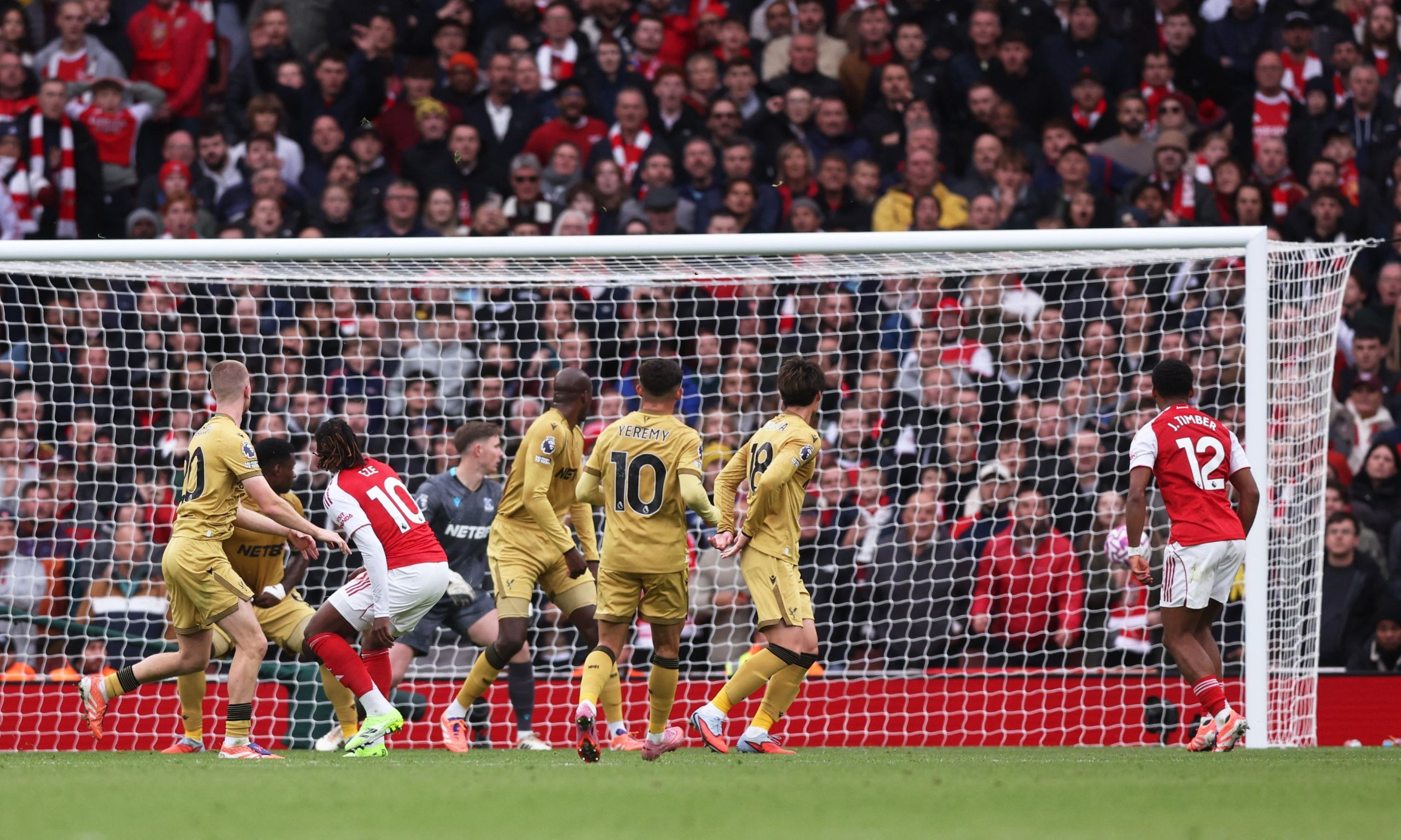 &Eta; Ά&rho;&sigma;&epsilon;&nu;&alpha;&lambda; &sigma;&tau;&omicron; &laquo;&kappa;ό&kappa;&kappa;&iota;&nu;&omicron;&raquo;: &Delta;ύ&omicron; &pi;&alpha;&iota;&chi;&nu;ί&delta;&iota;&alpha;, &tau;&rho;&epsilon;&iota;&sigmaf; &mu;έ&rho;&epsilon;&sigmaf; &kappa;&alpha;&iota; &mu;&eta;&delta;έ&nu; &xi;&epsilon;&kappa;&omicron;ύ&rho;&alpha;&sigma;&eta;