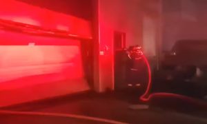 Διπλή φωτιά σε βιομηχανικό χώρο και σε συνεργείο αυτοκινήτων στην Πάτρα (βίντεο)