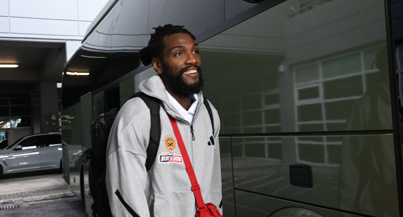 &Mu;&epsilon; &Phi;&alpha;&rho;ί&nu;&tau; &eta; &delta;&omega;&delta;&epsilon;&kappa;ά&delta;&alpha; &tau;&omicron;&upsilon; &Pi;&alpha;&nu;&alpha;&theta;&eta;&nu;&alpha;ϊ&kappa;&omicron;ύ &kappa;ό&nu;&tau;&rho;&alpha; &sigma;&tau;&eta;&nu; &Pi;&alpha;&rho;ί