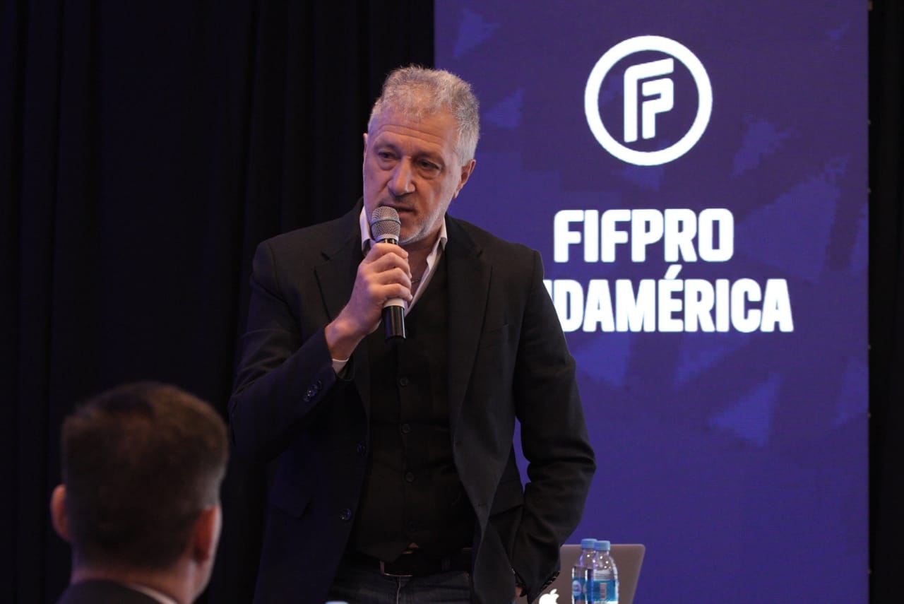 &laquo;&Sigma;&epsilon;&iota;&sigma;&mu;ό&sigmaf;&raquo; &sigma;&tau;&omicron; &pi;&alpha;&gamma;&kappa;ό&sigma;&mu;&iota;&omicron; &pi;&omicron;&delta;ό&sigma;&phi;&alpha;&iota;&rho;&omicron;: &Eta; FIFPRO &kappa;&alpha;&tau;&alpha;&gamma;&gamma;έ&lambda;&lambda;&epsilon;&iota; &tau;&eta; FIFA &gamma;&iota;&alpha; &alpha;&delta;&iota;&alpha;&phi;&omicron;&rho;ί&alpha;!