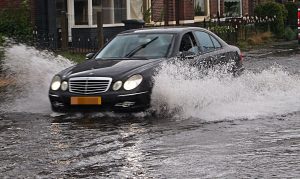 Οδηγείτε στη βροχή; Προσέξτε τους πεζούς – Αν τους βρέξετε θα πληρώσετε τσουχτερό πρόστιμο