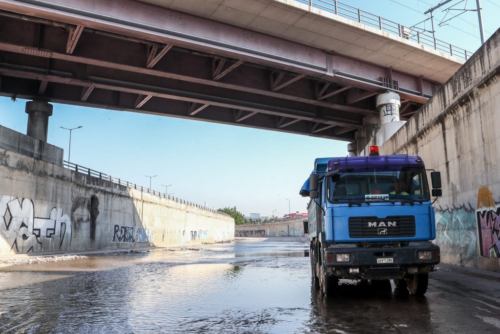 Τρίκαλα: Νταλίκα εγκλωβίστηκε στο μέσο του… πουθενά – Περιπέτεια για τον οδηγό (εικόνες)